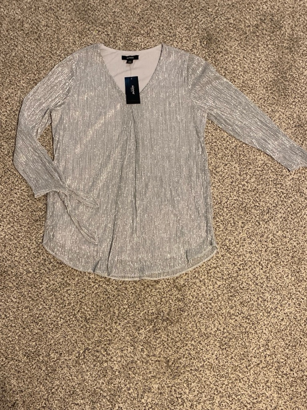 Alfani NWT Women’s Silver Metallic V-Neck Long Sleeve Top with Pleat Size PS